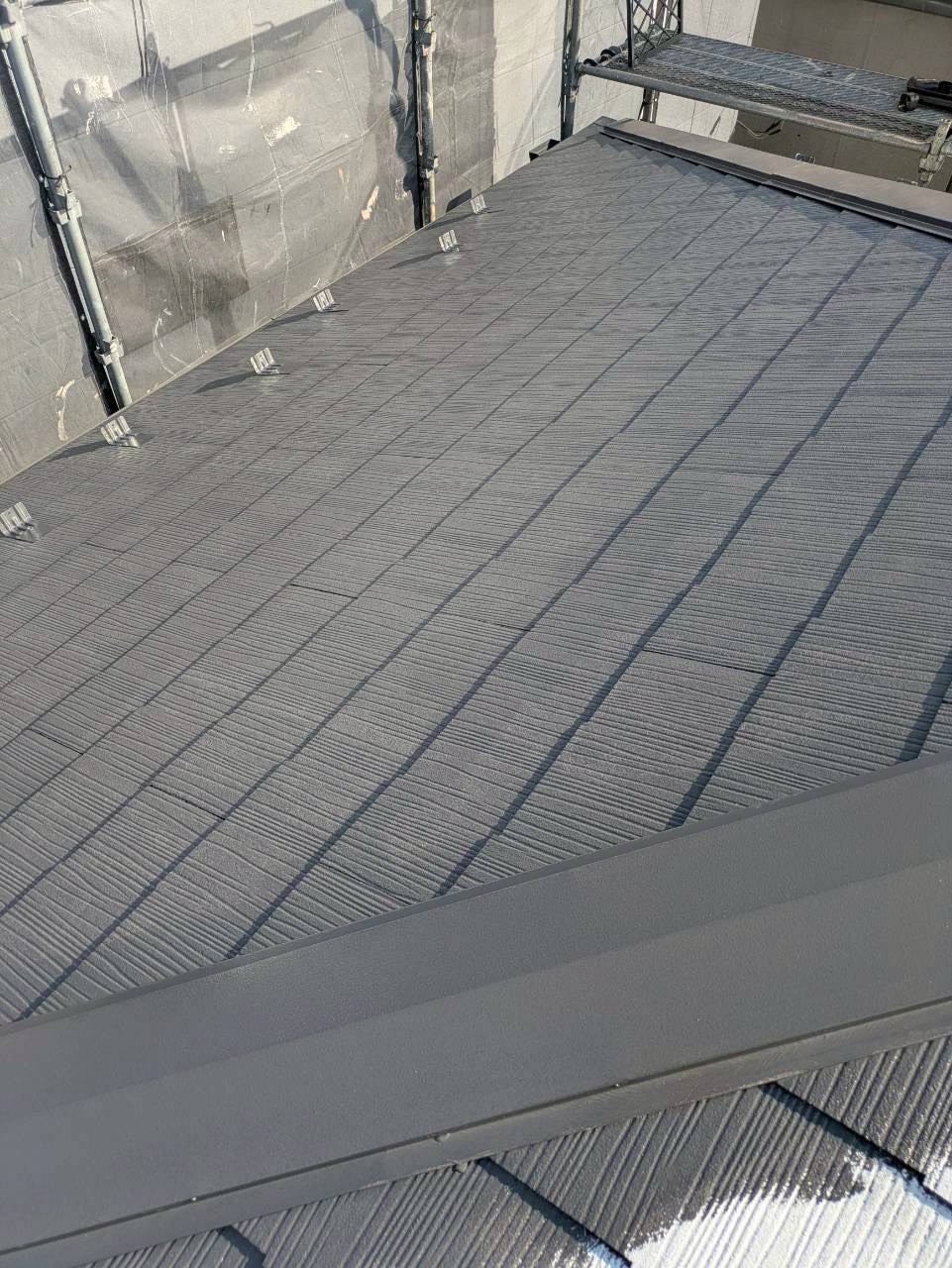 中塗り中のスレート屋根を見渡す